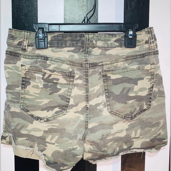 Y2K Era Camouflage Ladies Short Shorts Fits a Size 5/7 Distressed Grunge Emo - Picture 4 of 7